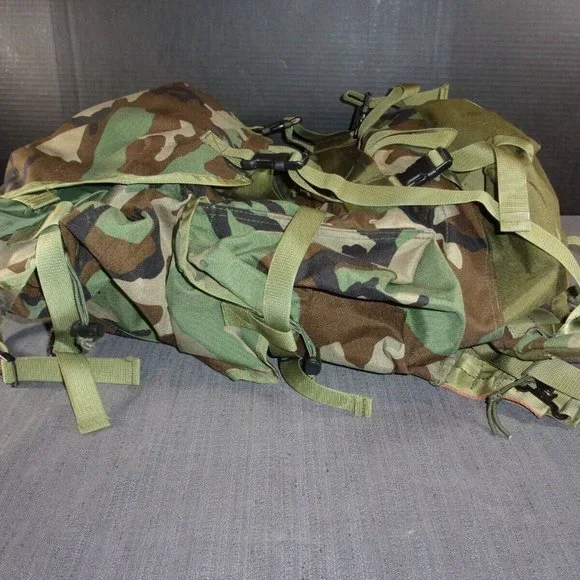 XL WOODLAND BDU RUCKSACK BACKPACK w/SLEEPING COMPLETE w/SHOULDER STRAPS EC 1067
